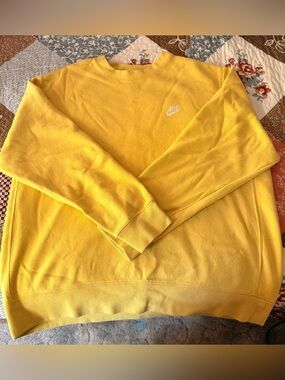 Nike Men’s XL Yellow Fleece Crewneck Sweatshirt Embroidered Swoosh Pullover